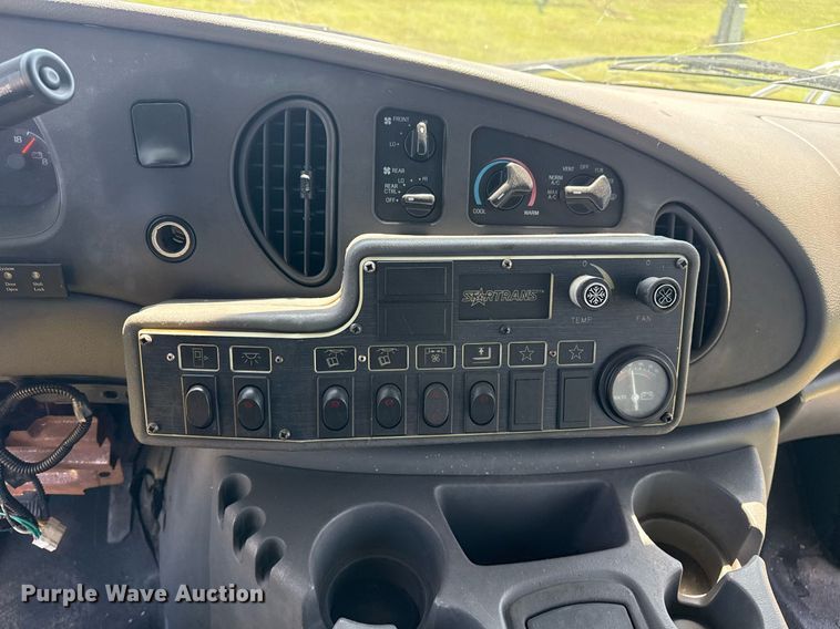 image for item EG8081 2003 Ford E450 shuttle bus