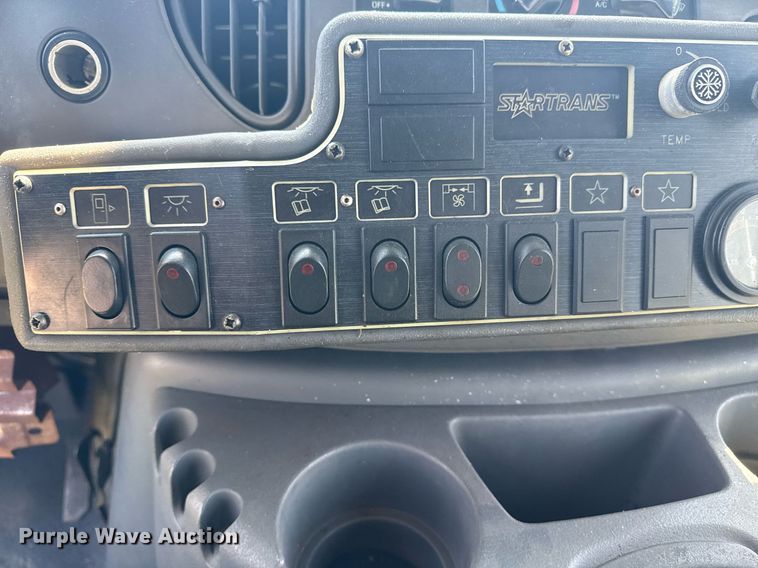 image for item EG8081 2003 Ford E450 shuttle bus