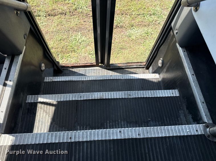 image for item EG8081 2003 Ford E450 shuttle bus