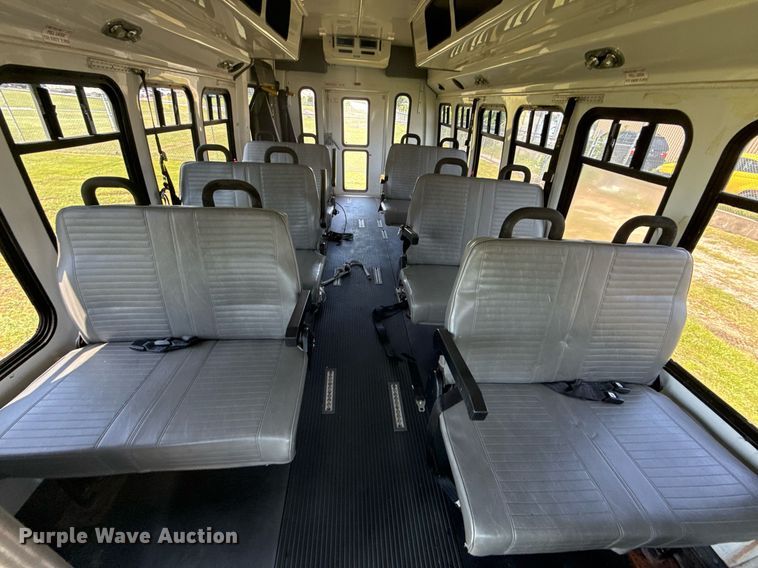 image for item EG8081 2003 Ford E450 shuttle bus