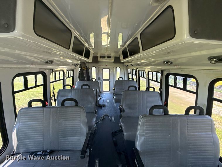 image for item EG8081 2003 Ford E450 shuttle bus