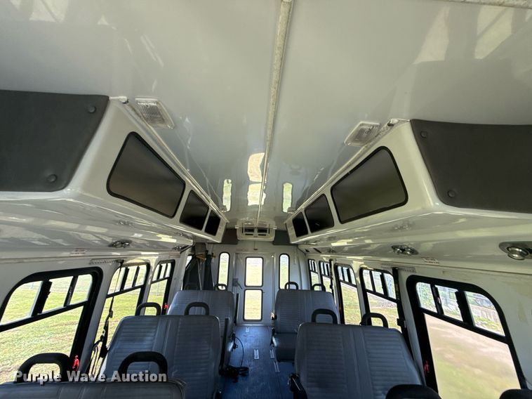 image for item EG8081 2003 Ford E450 shuttle bus