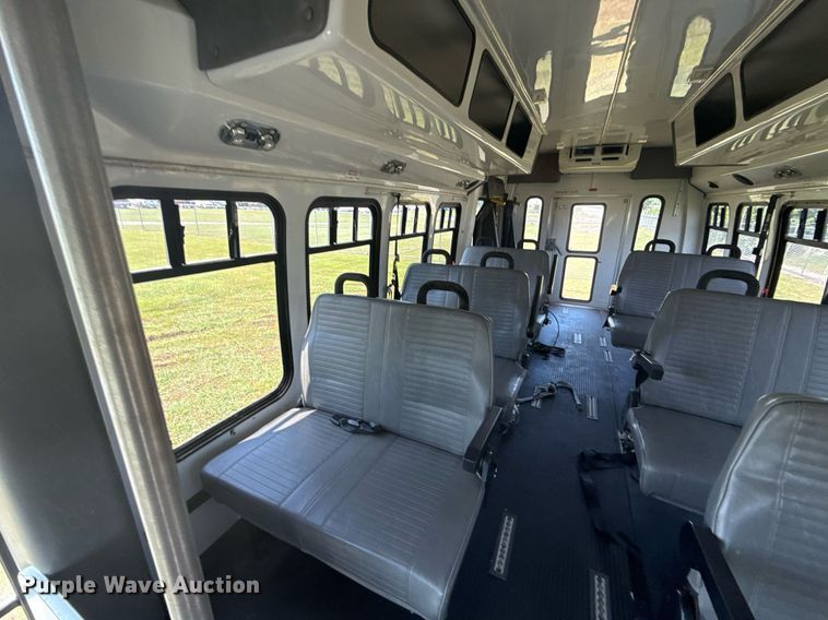 image for item EG8081 2003 Ford E450 shuttle bus
