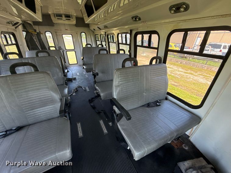 image for item EG8081 2003 Ford E450 shuttle bus