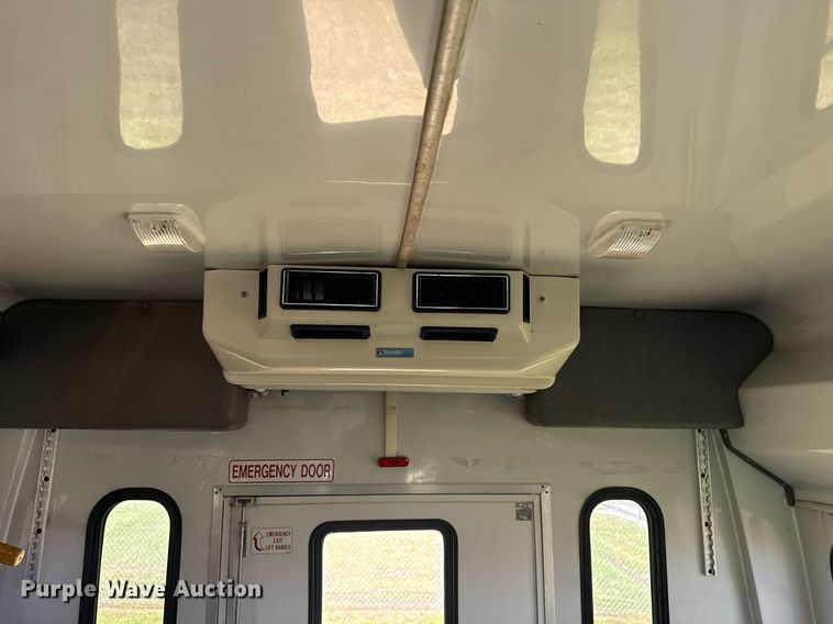 image for item EG8081 2003 Ford E450 shuttle bus