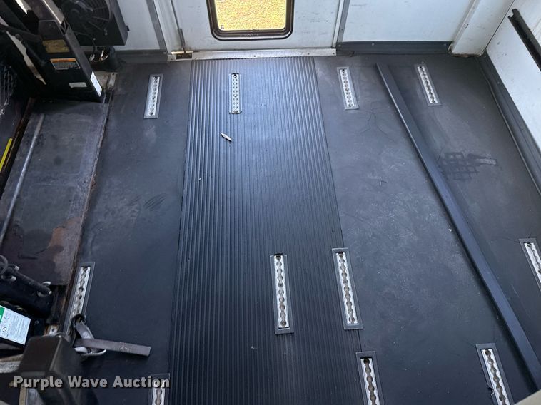 image for item EG8081 2003 Ford E450 shuttle bus