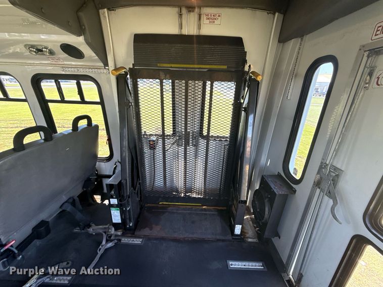 image for item EG8081 2003 Ford E450 shuttle bus