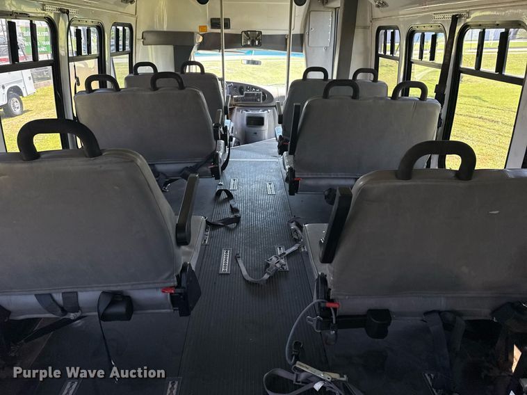 image for item EG8081 2003 Ford E450 shuttle bus