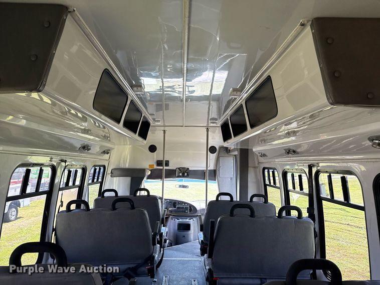 image for item EG8081 2003 Ford E450 shuttle bus