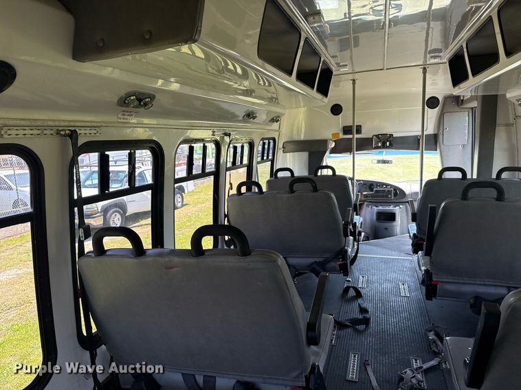 image for item EG8081 2003 Ford E450 shuttle bus