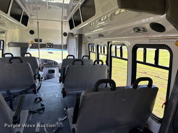 image for item EG8081 2003 Ford E450 shuttle bus