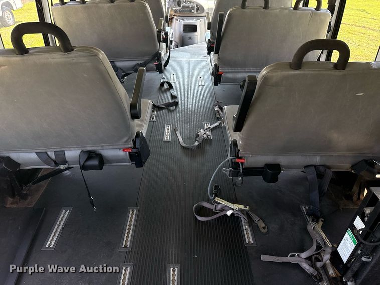 image for item EG8081 2003 Ford E450 shuttle bus