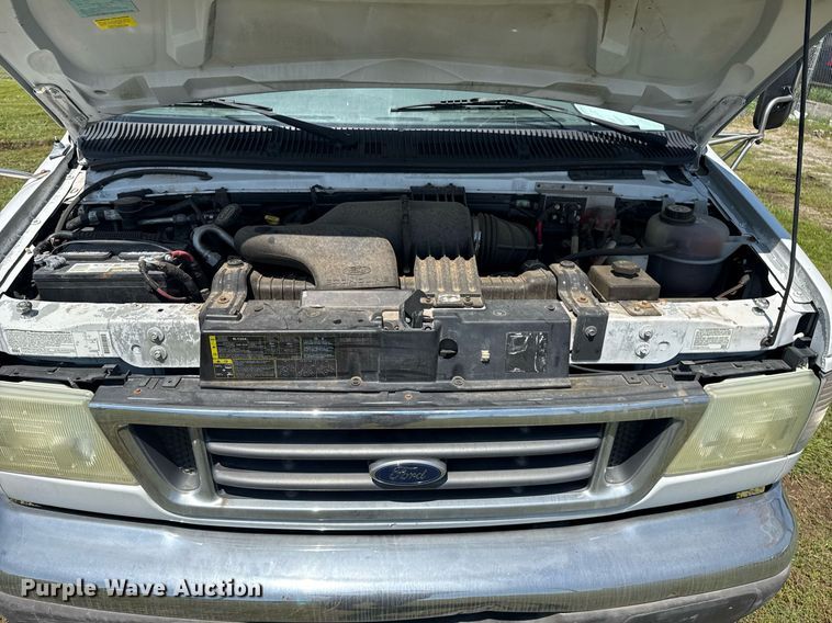 image for item EG8081 2003 Ford E450 shuttle bus