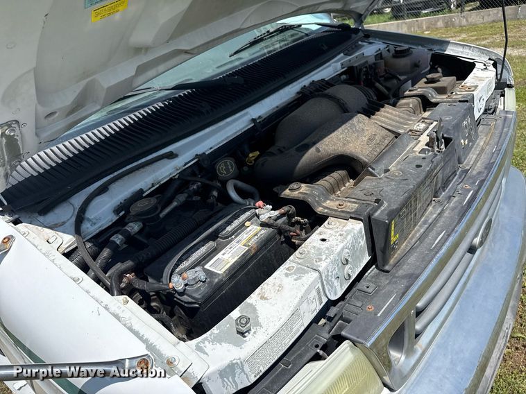 image for item EG8081 2003 Ford E450 shuttle bus