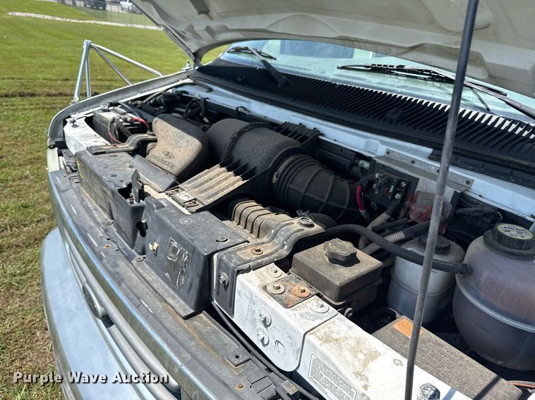 image for item EG8081 2003 Ford E450 shuttle bus