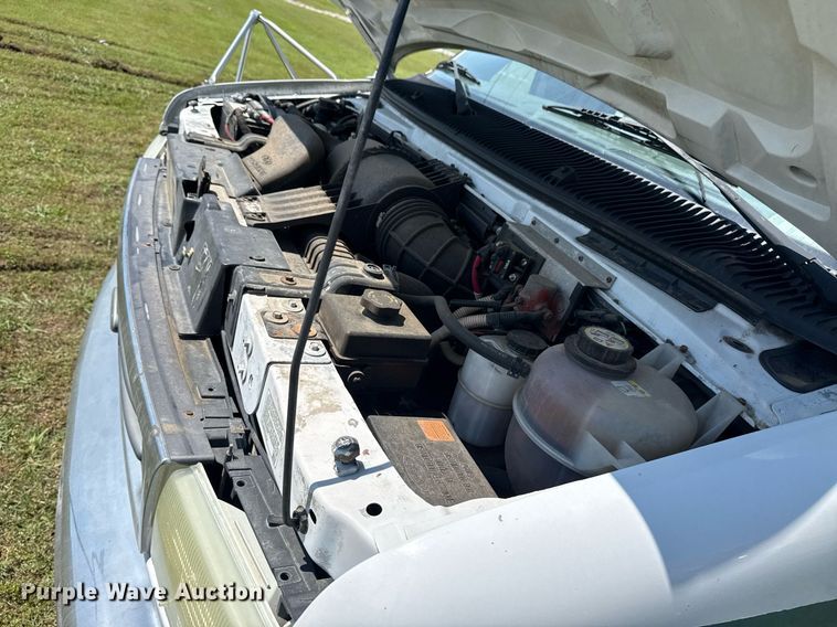 image for item EG8081 2003 Ford E450 shuttle bus