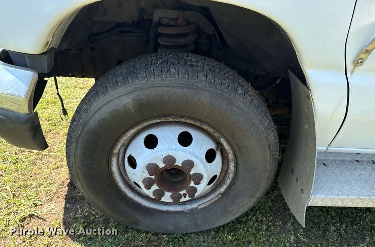 image for item EG8081 2003 Ford E450 shuttle bus