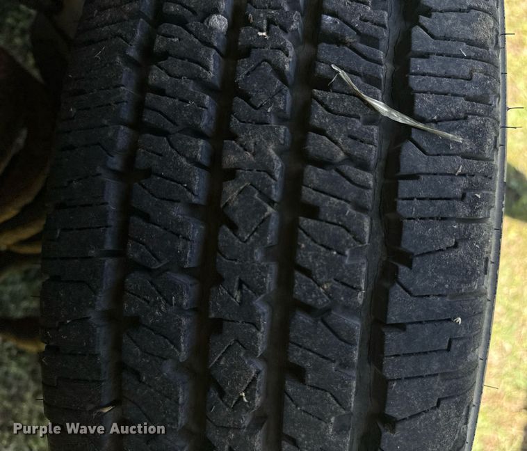 image for item EG8081 2003 Ford E450 shuttle bus