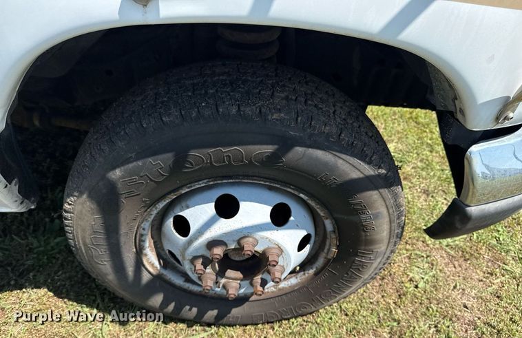 image for item EG8081 2003 Ford E450 shuttle bus