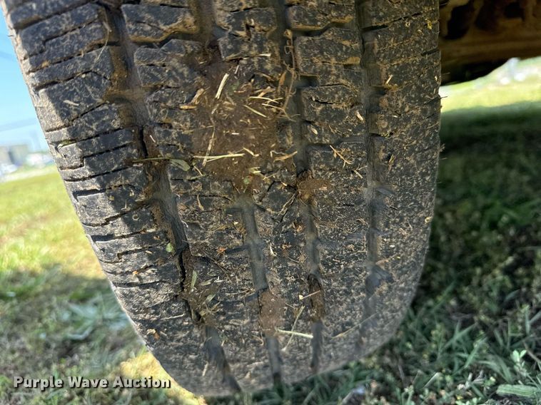 image for item EG8081 2003 Ford E450 shuttle bus