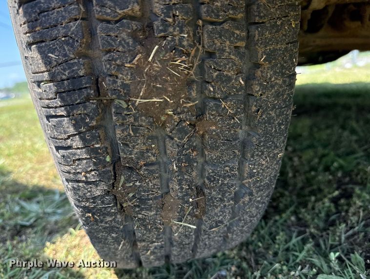 image for item EG8081 2003 Ford E450 shuttle bus