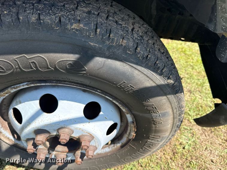 image for item EG8081 2003 Ford E450 shuttle bus