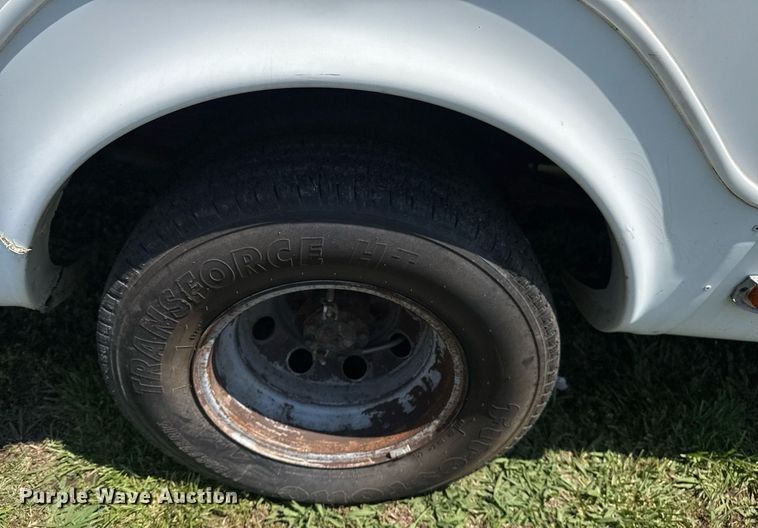 image for item EG8081 2003 Ford E450 shuttle bus