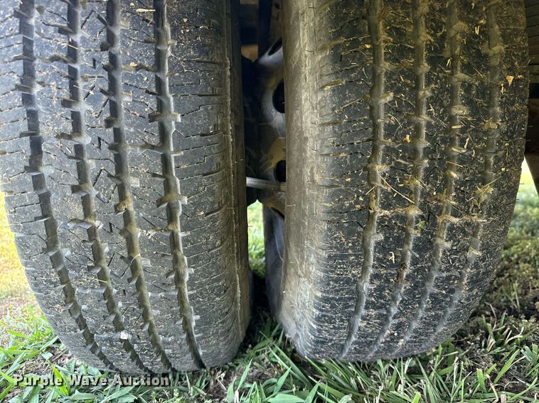 image for item EG8081 2003 Ford E450 shuttle bus