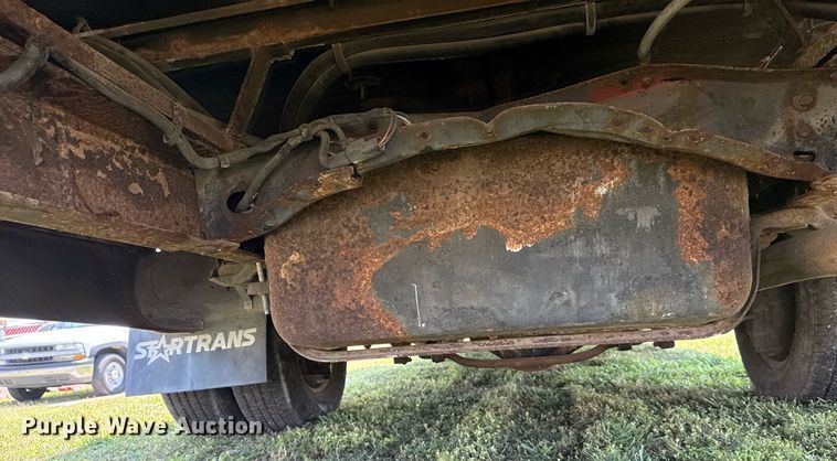 image for item EG8081 2003 Ford E450 shuttle bus