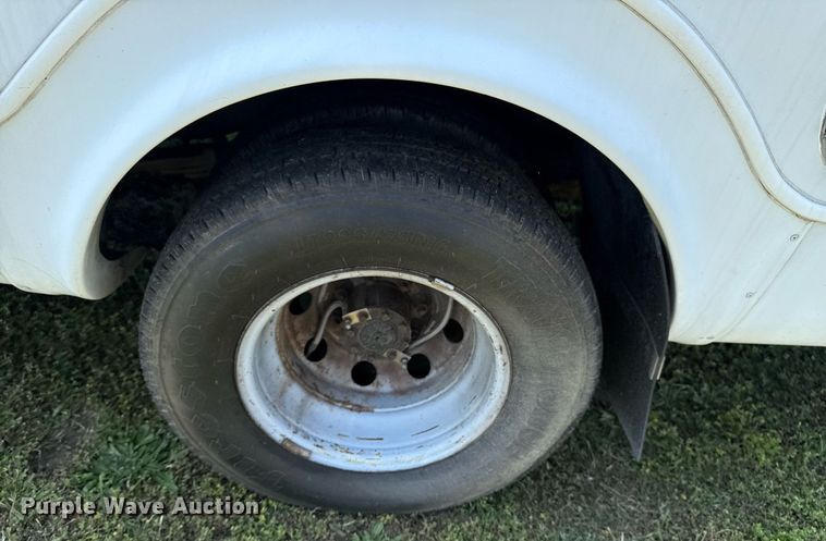 image for item EG8081 2003 Ford E450 shuttle bus