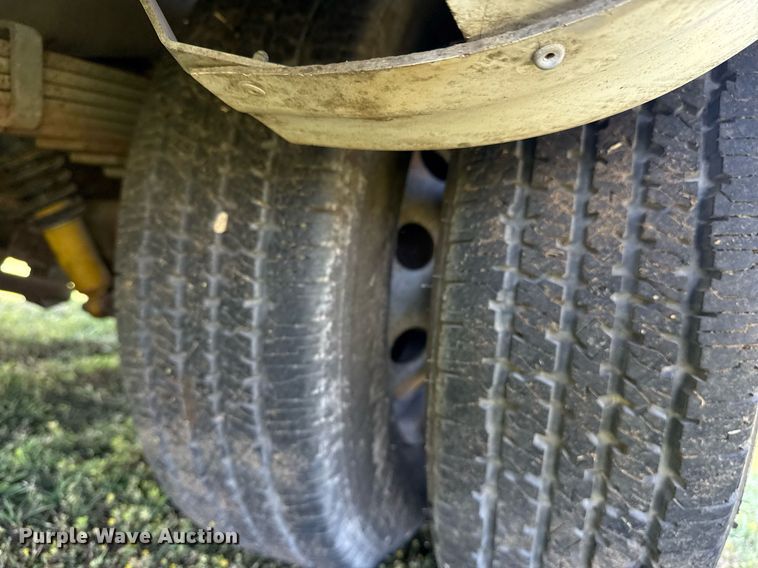 image for item EG8081 2003 Ford E450 shuttle bus