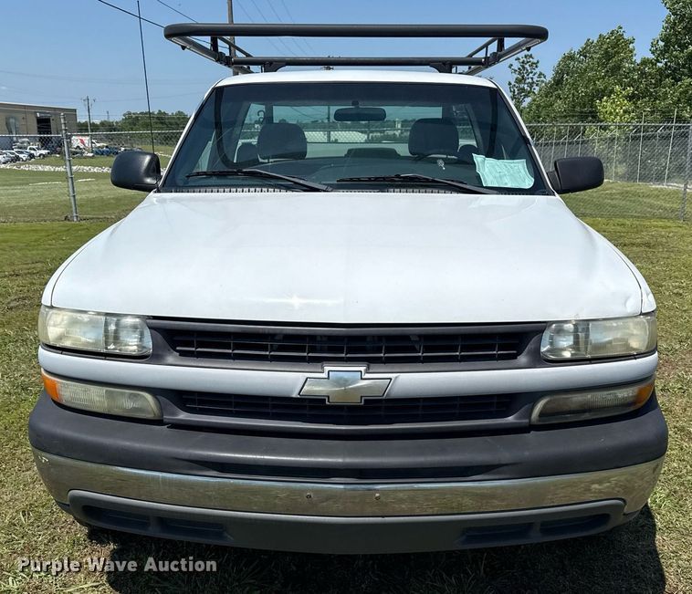 image for item EG8082 2002 Chevrolet Silverado 2500 utility bed pickup truck