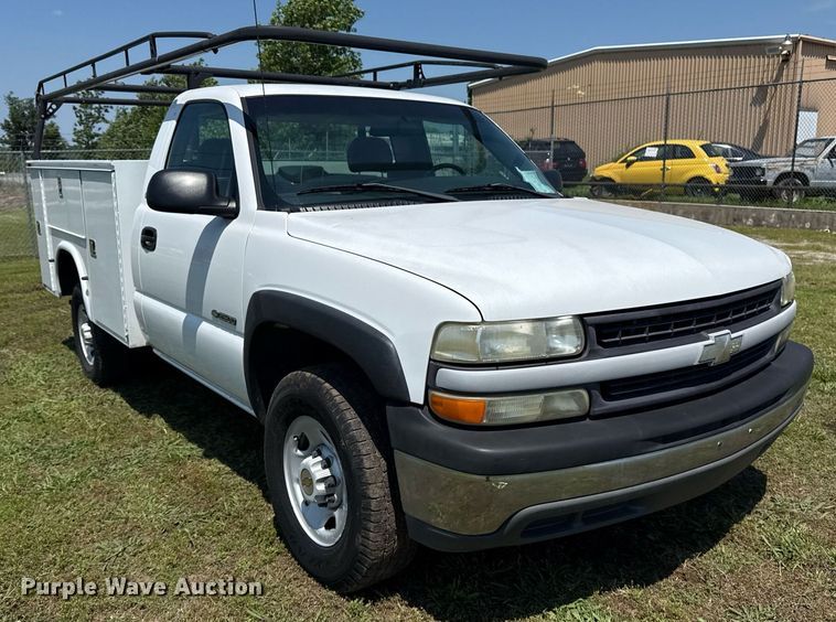 image for item EG8082 2002 Chevrolet Silverado 2500 utility bed pickup truck