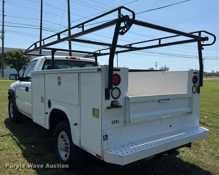 image for item EG8082 2002 Chevrolet Silverado 2500 utility bed pickup truck