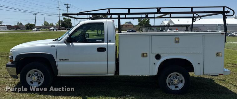 image for item EG8082 2002 Chevrolet Silverado 2500 utility bed pickup truck