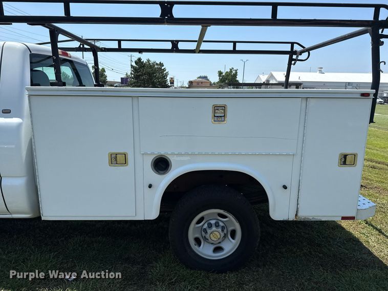 image for item EG8082 2002 Chevrolet Silverado 2500 utility bed pickup truck