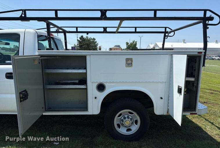 image for item EG8082 2002 Chevrolet Silverado 2500 utility bed pickup truck