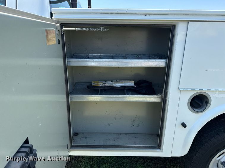 image for item EG8082 2002 Chevrolet Silverado 2500 utility bed pickup truck