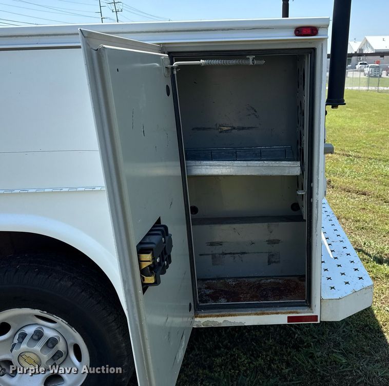 image for item EG8082 2002 Chevrolet Silverado 2500 utility bed pickup truck