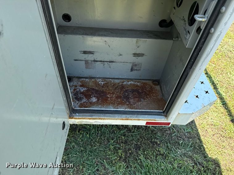 image for item EG8082 2002 Chevrolet Silverado 2500 utility bed pickup truck