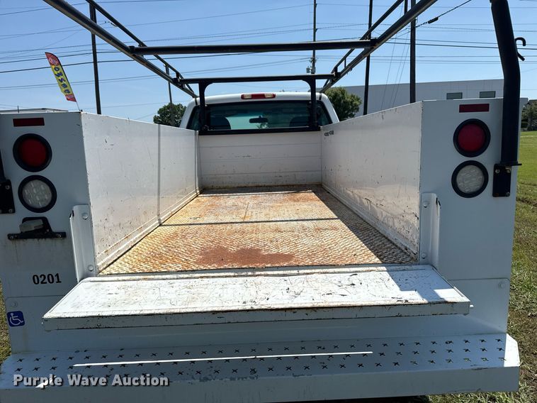 image for item EG8082 2002 Chevrolet Silverado 2500 utility bed pickup truck