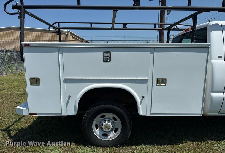 image for item EG8082 2002 Chevrolet Silverado 2500 utility bed pickup truck