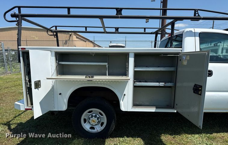 image for item EG8082 2002 Chevrolet Silverado 2500 utility bed pickup truck