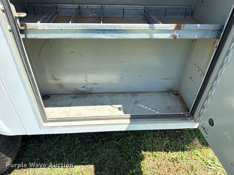 image for item EG8082 2002 Chevrolet Silverado 2500 utility bed pickup truck