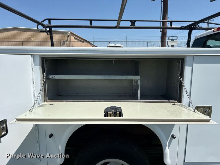 image for item EG8082 2002 Chevrolet Silverado 2500 utility bed pickup truck