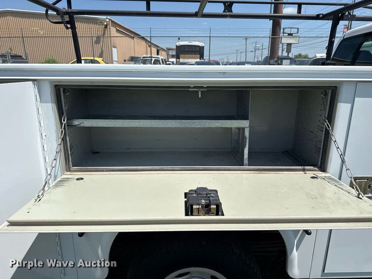 image for item EG8082 2002 Chevrolet Silverado 2500 utility bed pickup truck