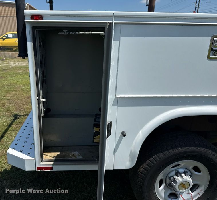 image for item EG8082 2002 Chevrolet Silverado 2500 utility bed pickup truck