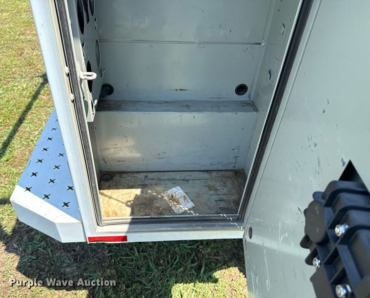 image for item EG8082 2002 Chevrolet Silverado 2500 utility bed pickup truck