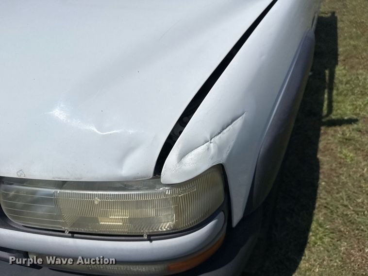 image for item EG8082 2002 Chevrolet Silverado 2500 utility bed pickup truck