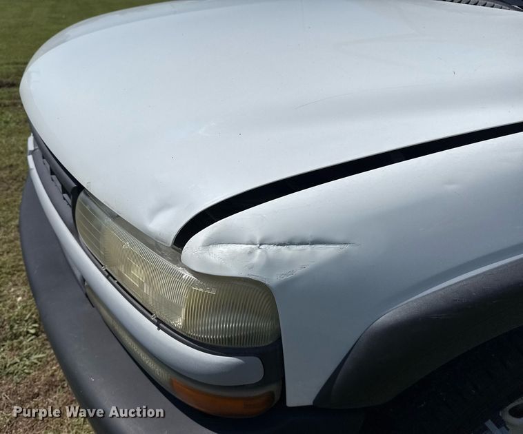 image for item EG8082 2002 Chevrolet Silverado 2500 utility bed pickup truck